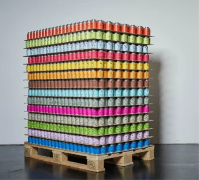 Palette mit bunten Gewürzen aus der Stay Spiced! Produktreihe